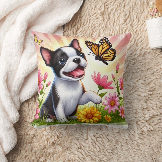 Niedlicher Boston Terrier Welpe spielen mit Schmet Kissen (Decke)