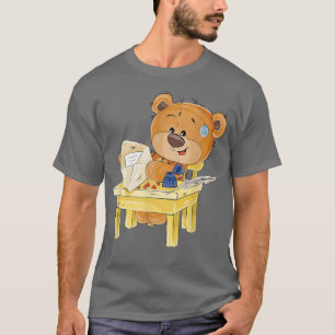 Niedlicher Braunbär sitzt auf einem Stuhl T-Shirt