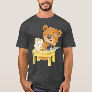 Niedlicher Braunbär sitzt auf einem Stuhl T-Shirt