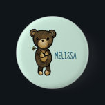 Niedlicher brauner Bär mit gelber Blume Button<br><div class="desc">Ein Knopf mit einer einfachen Abbildung eines braunen Cartoon,  der eine gelbe Färbung aufweist. Set auf hellgrünem Hintergrund. Personalisieren Sie Ihre Daten mit einem Namen oder einem anderen Text.</div>