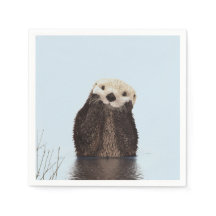 Niedlicher brauner Otter im Wasser