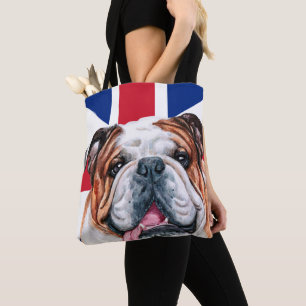Niedlicher britischer Bulldog auf der Flagge der U