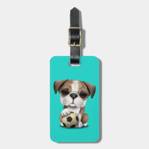 Niedlicher britischer Bulldoggen-Welpe mit Gepäckanhänger