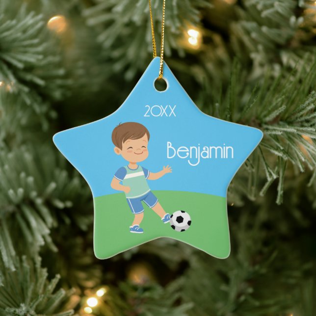 Niedlicher Brünetter Boy Soccer Personalisiert Wei Keramik Ornament (Baum)