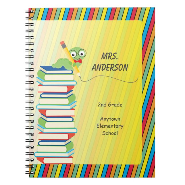 Niedlicher Bücherwurm, der auf den Büchern Notizblock (Vorderseite)