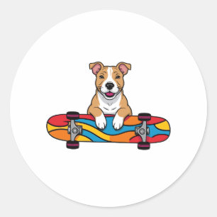Niedlicher Bull Terrier auf einem Skateboard Runder Aufkleber