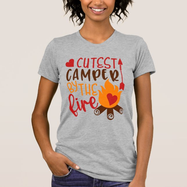 Niedlicher Camper am Campfire Funny Camping T-Shirt (Vorderseite)