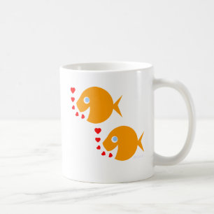 Niedlicher Cartoon Goldfish Neugierige in der Lieb Tasse