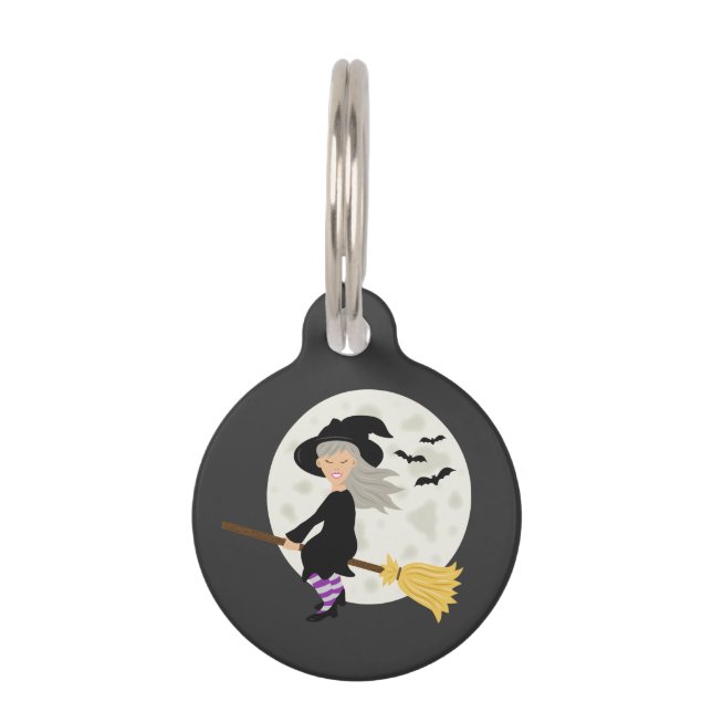 Niedlicher Cartoon Hexenmädchen fliegt am Mond Haustiermarke (Vorderseite)