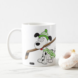 Niedlicher Cartoon Hockey Hund Green Scarf und Hut Kaffeetasse