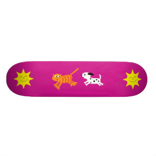 Niedlicher Cartoon-Hund, der Katzerosa Skateboard