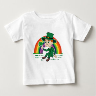 Niedlicher Cartoon-Kobold mit Kleeblatt und Regenb Baby T-shirt