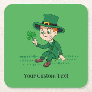 Niedlicher Cartoon-Kobold mit Kleeblatt und Regenb Rechteckiger Pappuntersetzer