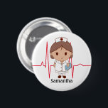 Niedlicher Cartoon Krankenversicherung Personalisi Button<br><div class="desc">Liebliche Krankenschwester,  die eine weiße Krankenschwester trägt und einen Hut trägt. Sie hat braune Haare und ein niedliches Lächeln und hält eine blaue Krankenakte unter einem Arm. Hinter ihr steht eine Pulslinie und unter ihr eine Vorlage,  um Ihren Namen zu personalisieren.</div>