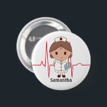 Niedlicher Cartoon Krankenversicherung Personalisi Button<br><div class="desc">Liebliche Krankenschwester,  die eine weiße Krankenschwester trägt und einen Hut trägt. Sie hat braune Haare und ein niedliches Lächeln und hält eine blaue Krankenakte unter einem Arm. Hinter ihr steht eine Pulslinie und unter ihr eine Vorlage,  um Ihren Namen zu personalisieren.</div>