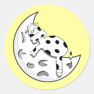 Niedlicher Cartoon Kuh schlafend auf dem Mond Runder Aufkleber