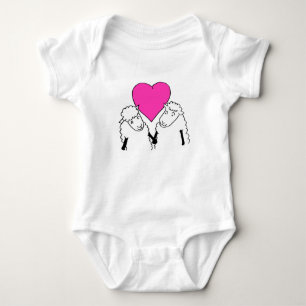 Niedlicher Cartoon Lambs Liebe Herz Baby Strampler
