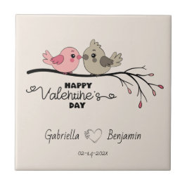 Niedlicher Cartoon Lovebirds auf dem Ast Valentins Fliese