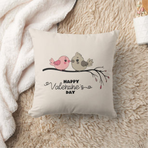 Niedlicher Cartoon Lovebirds auf dem Ast Valentins Kissen
