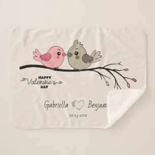 Niedlicher Cartoon Lovebirds auf dem Ast Valentins Sherpadecke