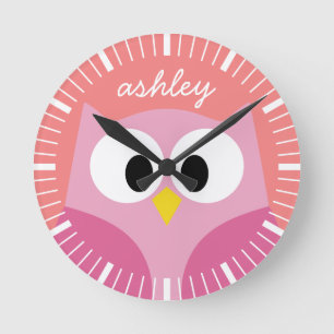 Niedlicher Cartoon Owl in Rosa und Korallen Runde Wanduhr