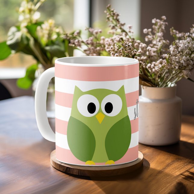 Niedlicher Cartoon Owl - Koralle & Grüne Namenskal Tasse (Cute owl cartoon mug template with preppy stripes and whimsical text for name)