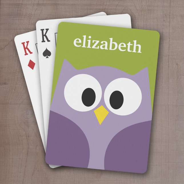 Niedlicher Cartoon Owl Lila und Pistachio Individu Spielkarten (Cute Personalized playing cards with a cartoon owl and a monogram or name)