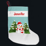 Niedlicher Cartoon Snowman mit dem personalisierba Kleiner Weihnachtsstrumpf<br><div class="desc">Dieser personalisierbare Weihnachtsgeschenk-Strumpf zeigt Desteis Cartoon-Illustration eines niedlichen Schneemanns auf aquamarinem Hintergrund mit einigen weißen Punkten als Schnee. Der Schneemann trägt einen rot-weiß gestreiften Schal und einen roten Hut. Hinter dem Schneemann stehen zwei grüne Tannenbäume, die Schnee auf ihnen haben. Es gibt auch einen personalisierbaren Textbereich für einen Namen auf...</div>