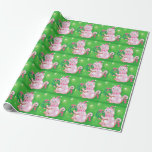 Niedlicher Cartoon Weihnachtskatzenruhe Geschenkpapier<br><div class="desc">Vintage Illustration Weihnachtsgestaltung mit einer niedlichen rosa Katze mit einer Weihnachtsmannmütze und einem rosa Kragen mit Glocken. Diese zauberhafte Furry-Katze hält einen Weihnachtskranz und hat ein rotes Band,  das an ihrem Schwanz hängt. Sterne funkeln auf dem grünen Hintergrund.</div>