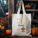 Niedlicher Cat Witz Trick oder Treat Halloween Tragetasche<br><div class="desc">Niedliche schwarze Katze in einer Hexe,  die eine Jack-o-Laterne spornt und unter den Blume sitzt,  mit einem weiteren Jack-o-Laterne an den Füßen "Trick or Treat" "Happy Halloween" Urlaubsdesign. Composite Design von Holiday Hearts Designs.</div>