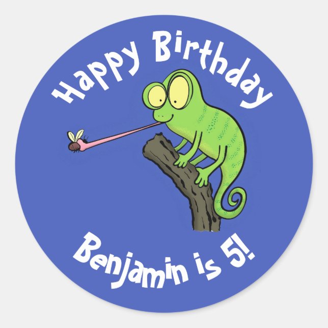 Niedlicher Chamäleon, der einen Bug-Cartoon fängt Runder Aufkleber (Vorderseite)