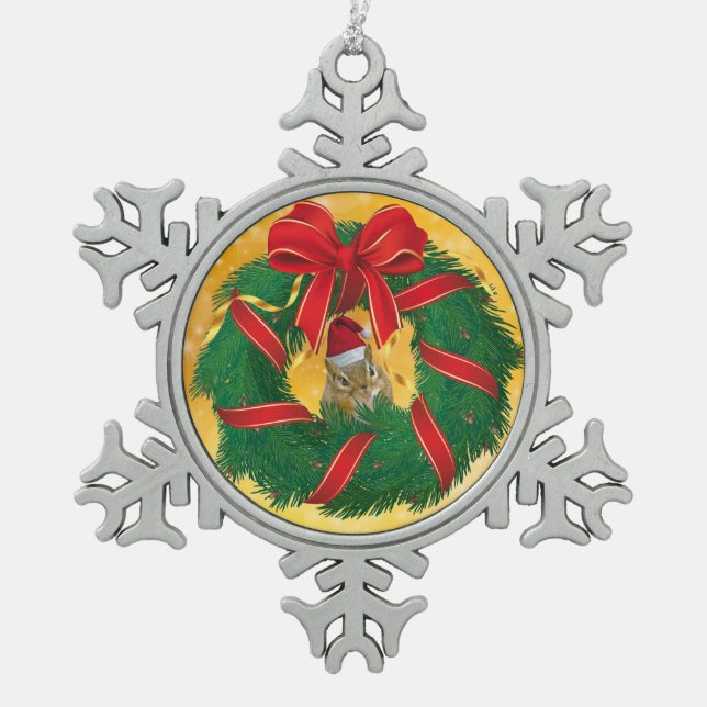 Niedlicher Chipmunk Weihnachtskranz Schneeflocken Zinn-Ornament (Vorderseite)