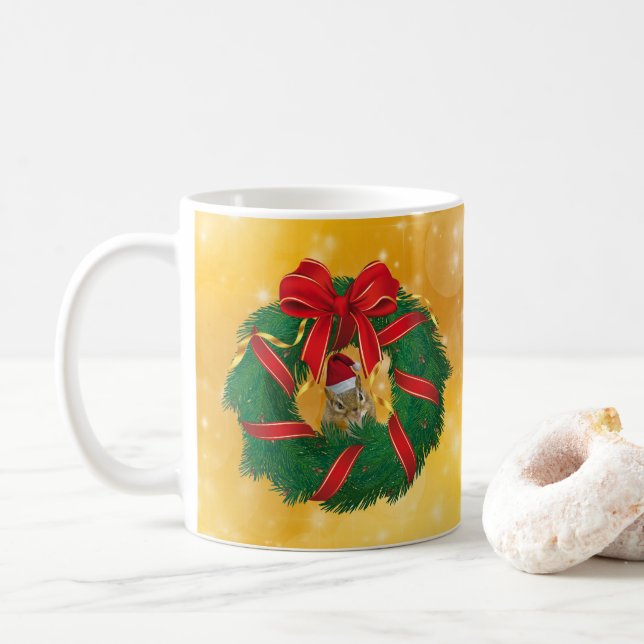 Niedlicher Chipmunk Weihnachtskranz Tasse (Mit Donut)
