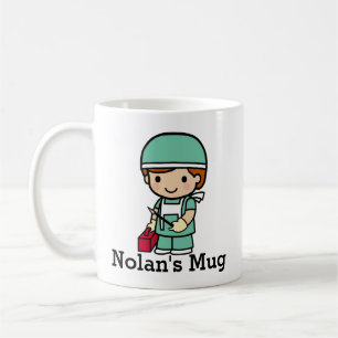 Niedlicher Chirurg in Scrubs mit Scalpel Kaffeetasse