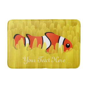 Niedlicher Clownfisch und wunderschöner Gelbmeeran Badematte