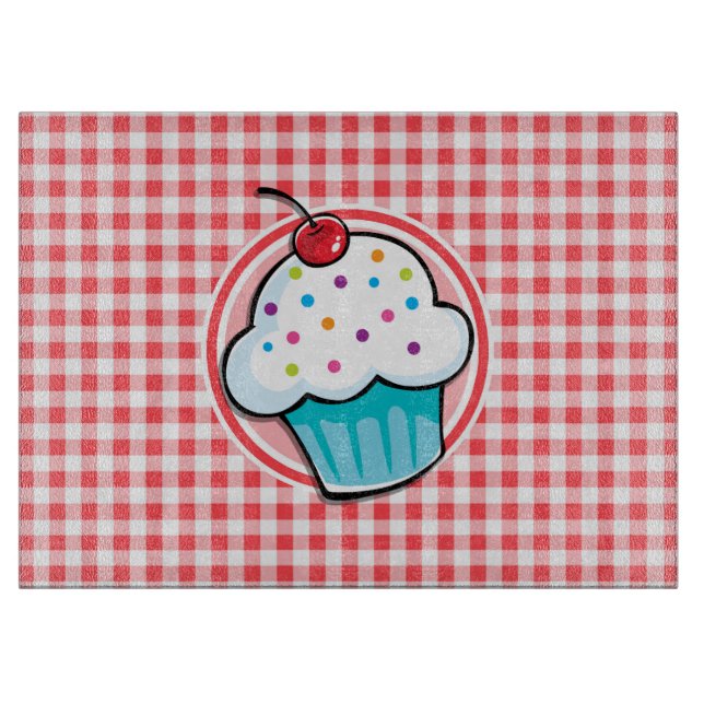 Niedlicher Cupcake auf Rot und Weiß Gingham Schneidebrett (Vorderseite)