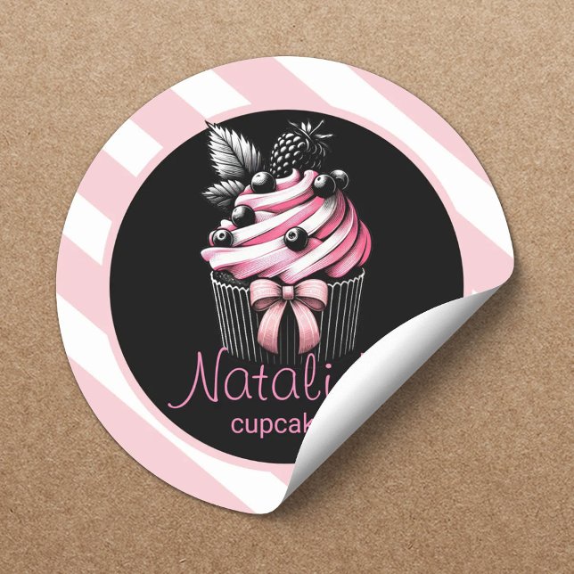Niedlicher Cupcake Süßbäckerei Giro Pink Streifen Runder Aufkleber (Von Creator hochgeladen)
