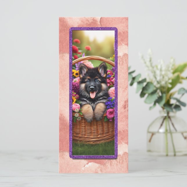 Niedlicher deutscher Schäferhund in einem Korb (Stehend Vorderseite)