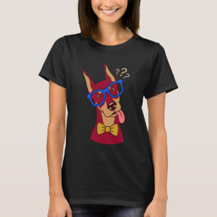 Niedlicher Dobermann mit heraushängender Zunge und T-Shirt