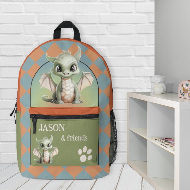 Niedlicher Drache kehrt zurück zur Schule Bedruckter Rucksack (Backpack featuring a cute dragon on a checkered design in terra cotta, dusty blue and green)