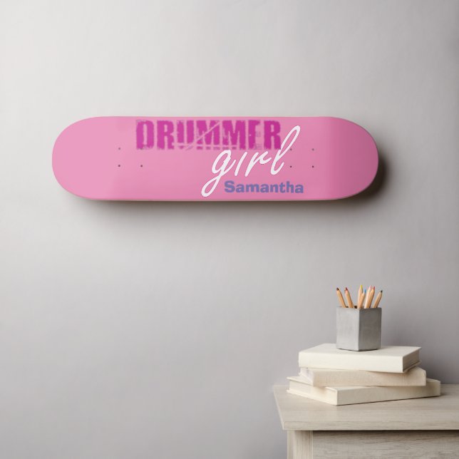 Niedlicher Drummer Girl Vorname Lila Grunge Text Skateboard (Wandkunst (Horz))