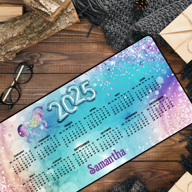 Niedlicher einhornrosa Glitzer Regenbogenaqua 2025 Schreibtischunterlage (Von Creator hochgeladen)