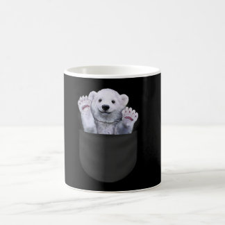 Niedlicher Eisbär, der von hinten aus dem Pocketbä Kaffeetasse