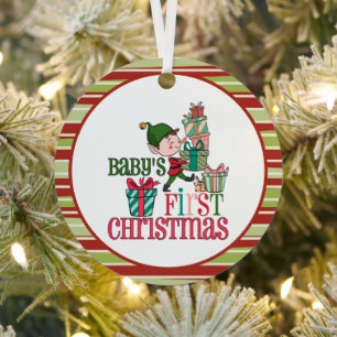 Niedlicher Elf Carry präsentiert das erste Weihnac Ornament Aus Metall