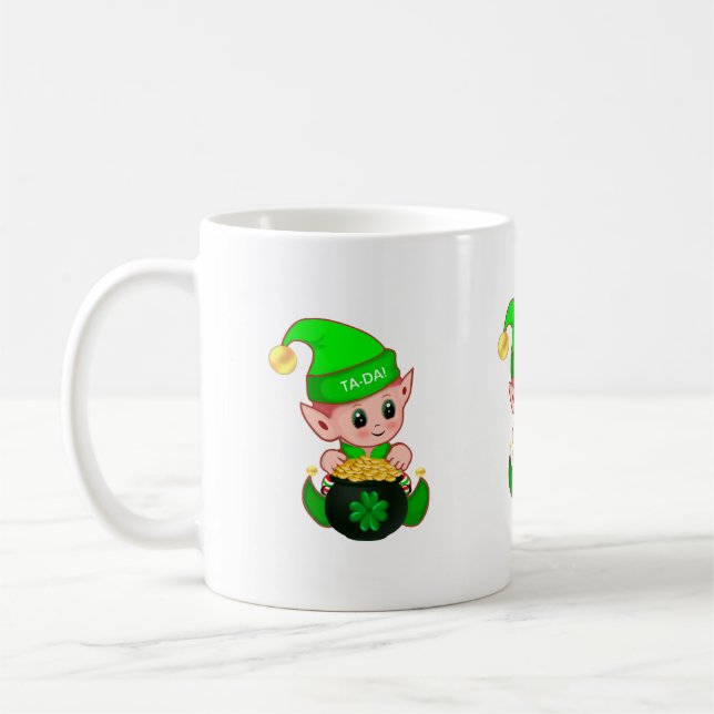 Niedlicher Elf mit einem Goldtopf und glücklichem  Kaffeetasse (Links)