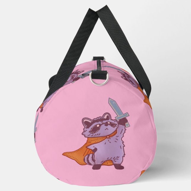 Niedlicher Fantasy-Waschbärkrieger mit Schwert und Duffle Bag (Linke Seite)