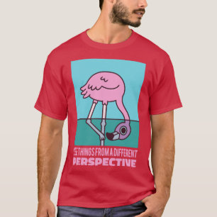 Niedlicher Flamingo sieht Dinge aus einer anderen T-Shirt