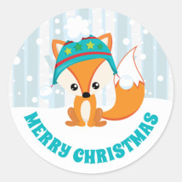 Niedlicher Fox in Winterhut in Snowy Woodland Weih Runder Aufkleber
