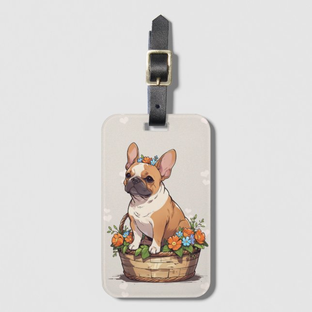 Niedlicher französischer Bulldog in einem Korb mit Gepäckanhänger (Vorderseite Vertikal)