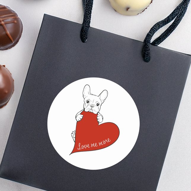 Niedlicher französischer Bulldog mit einem roten H Runder Aufkleber (Von Creator hochgeladen)